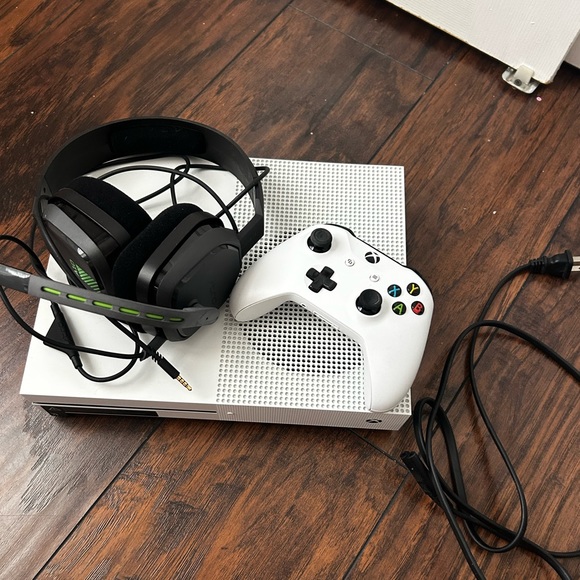 Xbox One S (plus remote and headphones) - Picture 10 of 10